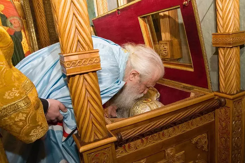 Почему лицо священника накрывают во время похорон